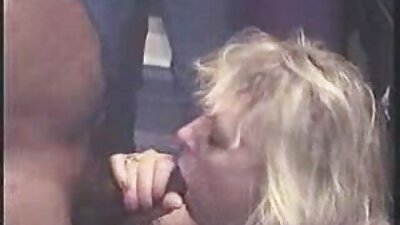 लड़कियां एक दूसरे सेक्सी मूवी इंग्लिश में को चाट रही हैं और एक त्रिगुट में बिस्तर पर एक पट्टा