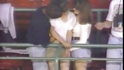 दो कुतिया एक दूसरे के ऊपर के डेस्क पर हैं, चाट फुल सेक्सी इंग्लिश मूवी बिल्ली