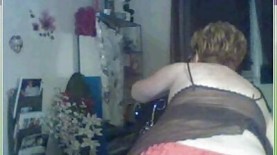 छोटे स्तन के साथ इंग्लिश मूवी सेक्सी वीडियो एक सेक्सी लड़की उसके साथी को उसकी गीला योनी प्रकट कर रही है