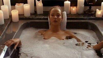 एक रेवेन बालों इंग्लिश सेक्सी मूवी वीडियो वाली महिला उसके गीले योनी होठों में एक डिक प्राप्त कर रही है